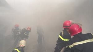 Gần 200 CBCS Cảnh sát PCCC vào 'biển lửa' dập đám cháy lớn tại kho rộng 5.000m2