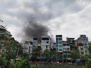 Hà Nội: Cháy lớn gần Trường Đại học Thương mại, sinh viên tháo chạy khỏi phòng trọ