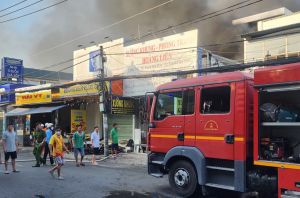 Cháy lớn xưởng khung, phòng tranh ở TPHCM, nhiều người tháo chạy