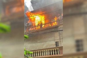 Hà Nội: Cháy lớn nhà tập thể bị chuồng cọp vây kín
