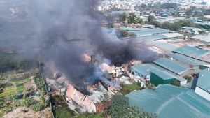 Hà Nội: Cháy lớn tại dãy nhà kho ở huyện Thanh Trì, khói bốc lên dữ dội