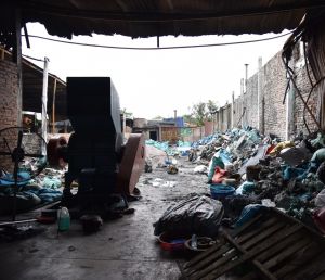 Kho phế liệu xen cài trong khu dân cư và nguy cơ cháy nổ