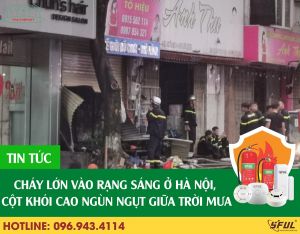 Lại cháy lớn vào rạng sáng ở Hà Nội, cột khói cao ngùn ngụt giữa trời mưa