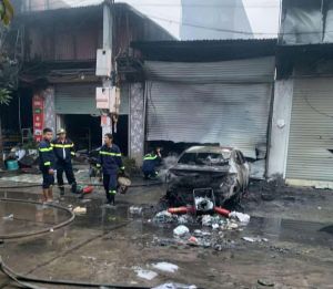 Ngọn lửa bất ngờ bùng dữ dội từ ô tô, thiêu rụi 4 nhà ở kết hợp kinh doanh