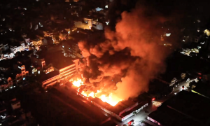 Sau tiếng nổ lớn, kho xưởng ở Hà Nội bốc cháy ngùn ngụt, cột khói cao hàng trăm mét