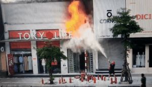 Cháy lớn tại chung cư trên phố Phạm Ngọc Thạch, Hà Nội