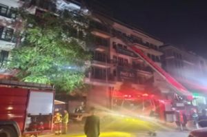 Giải cứu 2 người lớn và 3 trẻ em mắc kẹt trong vụ cháy nhà 5 tầng