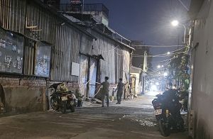 TPHCM: Xưởng cơ khí cháy lớn với nhiều tiếng nổ, 2 công nhân bị thương