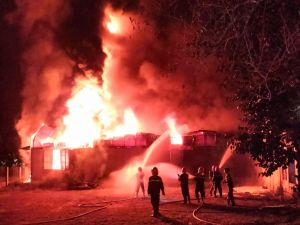 Xưởng nhựa cháy suốt 6 giờ tại xã Mỏ Cày, tỉnh Quảng Ngãi