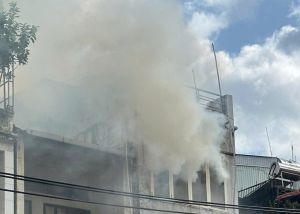 Cháy căn nhà 4 tầng trong khu buôn bán sầm uất ở TPHCM
